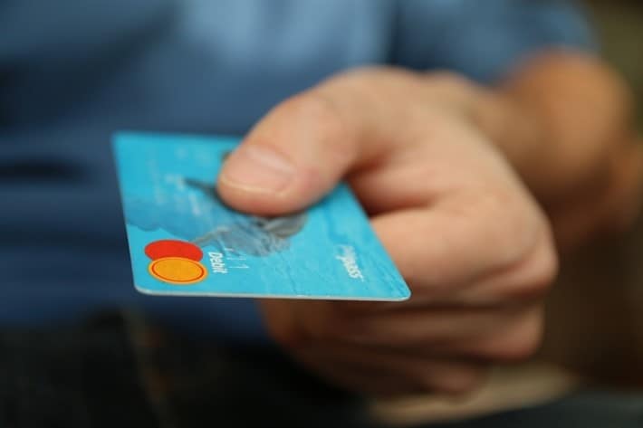 Title Loans Ohio 3 man holding credit card