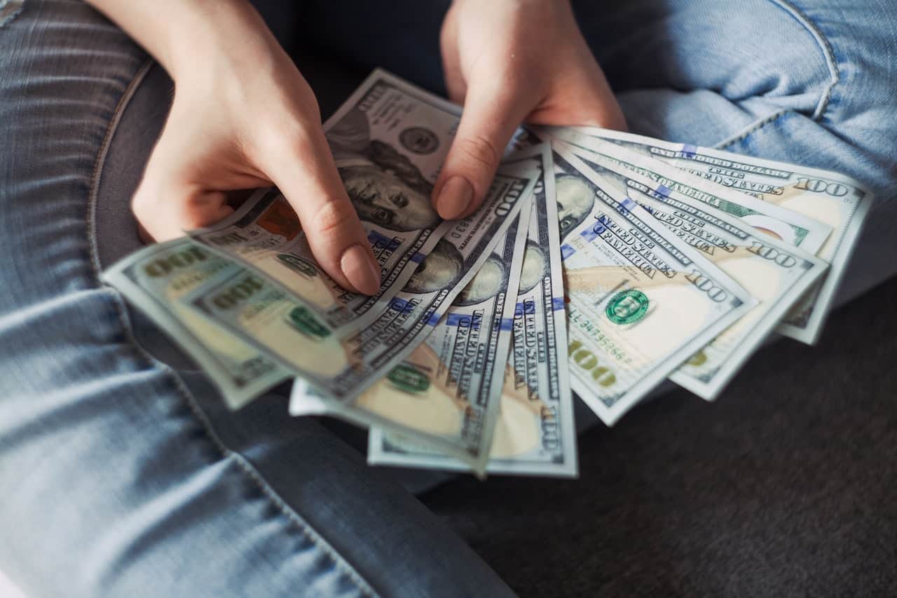 Instant Online Title Loan in California guy holding money