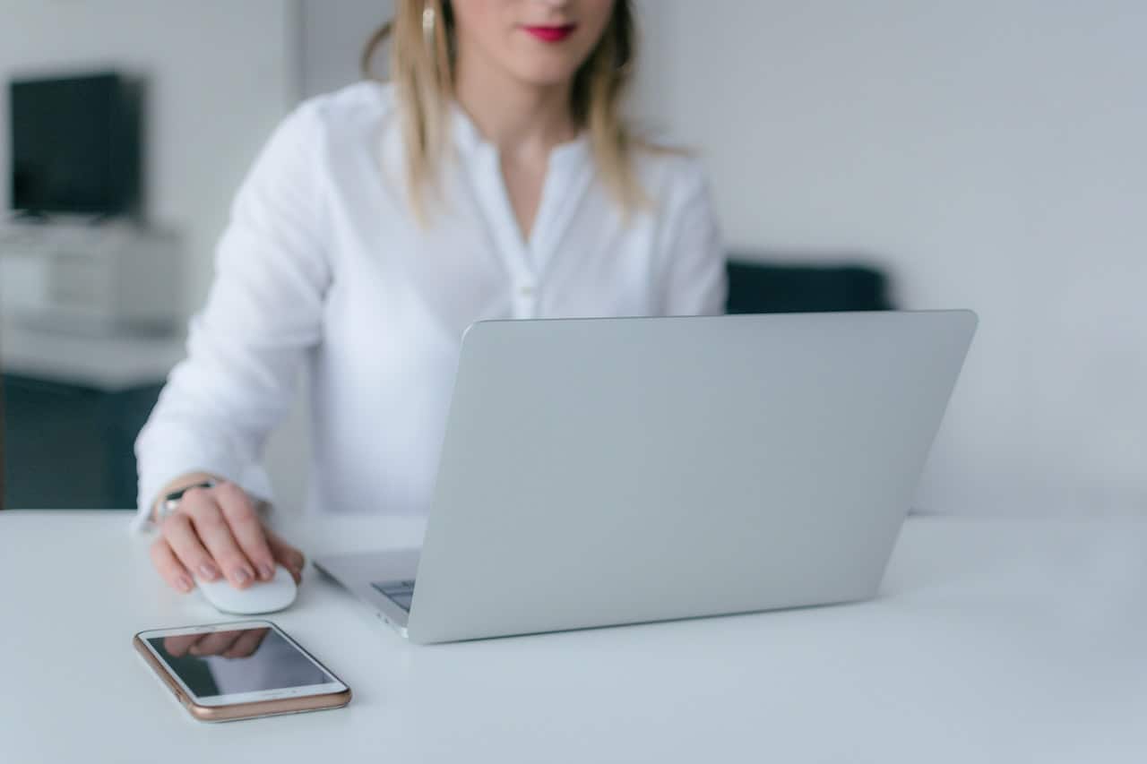Where Can I Find Completely Online Title Loans With No Phone Calls in Arkansas? woman at computer